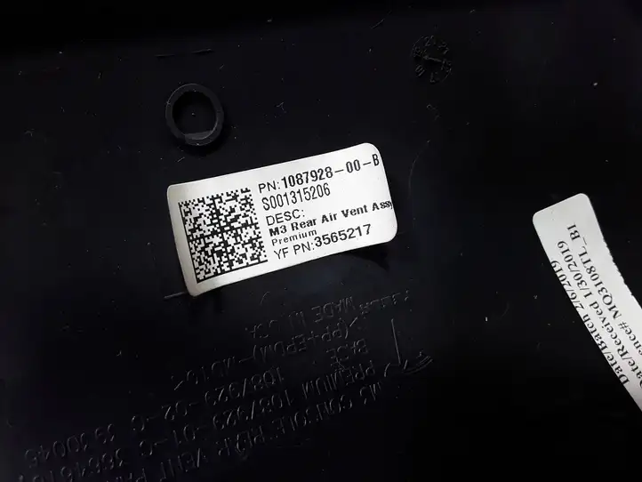 Tesla Model 3 (2017 - 2023) 108792800B Центральный воздушный дефлектор — фото 3