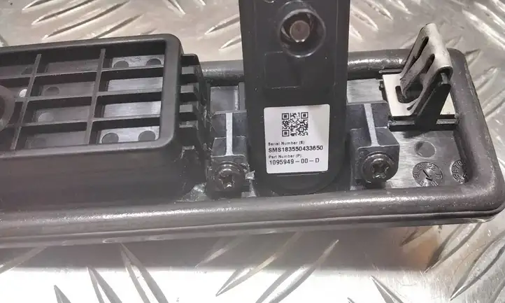 Tesla Model 3 (2017 - 2023) 109594900D Ручка багажника с камерой — фото 5