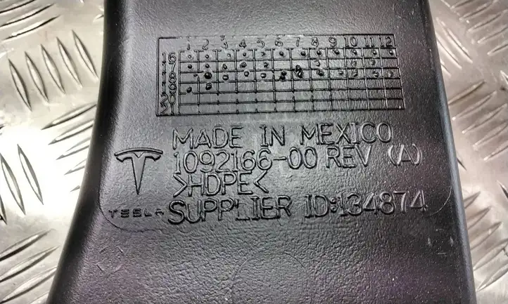 Tesla Model 3 (2017 - 2023) 109216600 Трубка подачи воздуха — фото 3