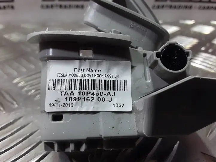 Tesla Model 3 (2017 - 2023) 109916200J Прочие детали салона — фото 4