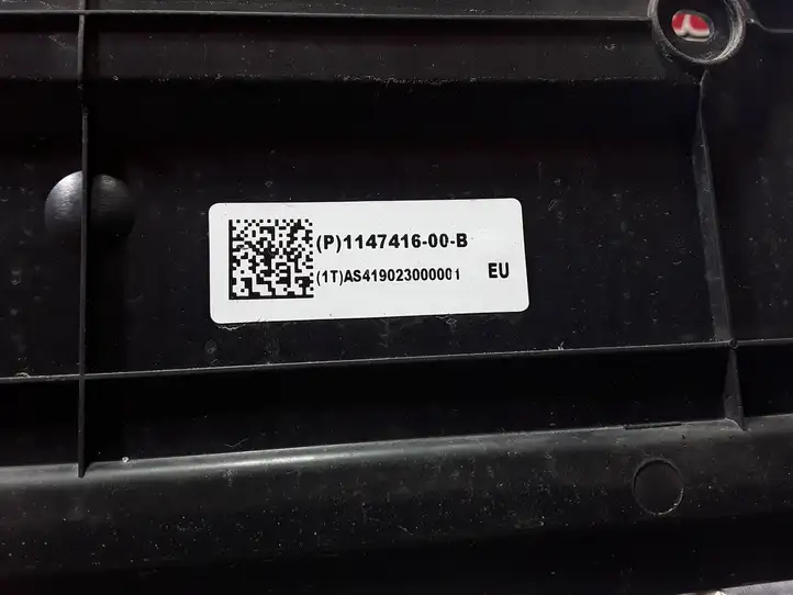 Tesla Model 3 (2017 - 2023) 1147416-00-B Рамка номерного знака — фото 3