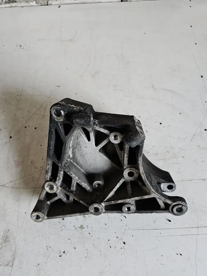 Land Rover Range Rover Sport L320 (2005 - 2009) YLU500130 Кронштейн двигателя — фото 2