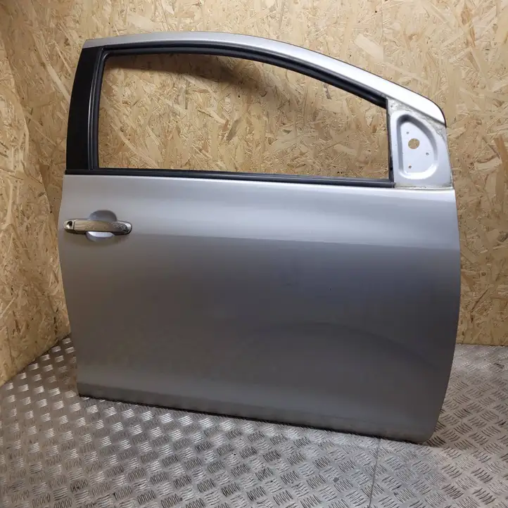 Toyota Yaris (2005 - 2009) Дверь — фото 1