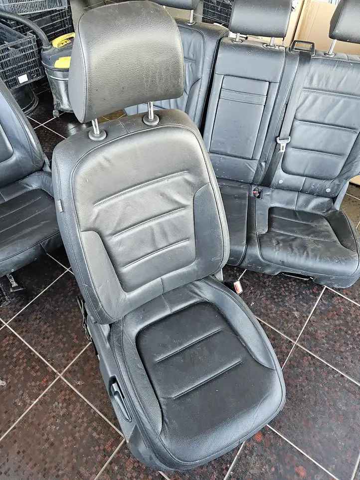 Volkswagen Touareg II (2010 - 2018) 7P6881105A Комплект салона — фото 1
