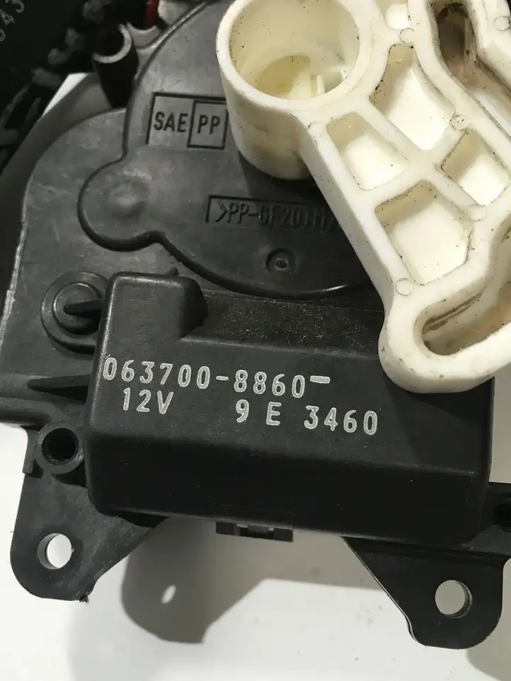 Toyota Land Cruiser (J120) (2002 - 2009) 0637008870 Двигатель задвижки потока воздуха — фото 2