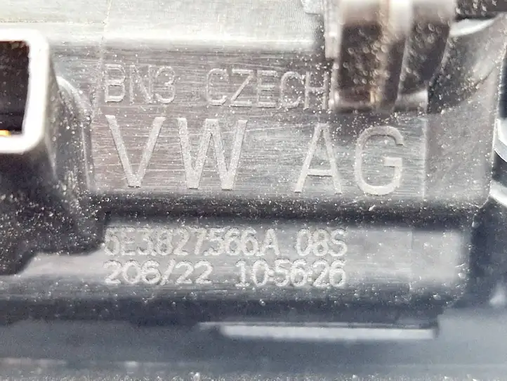 Audi Q4 e-tron (2021 - ) 5E3827566A Ручка багажника с камерой — фото 8