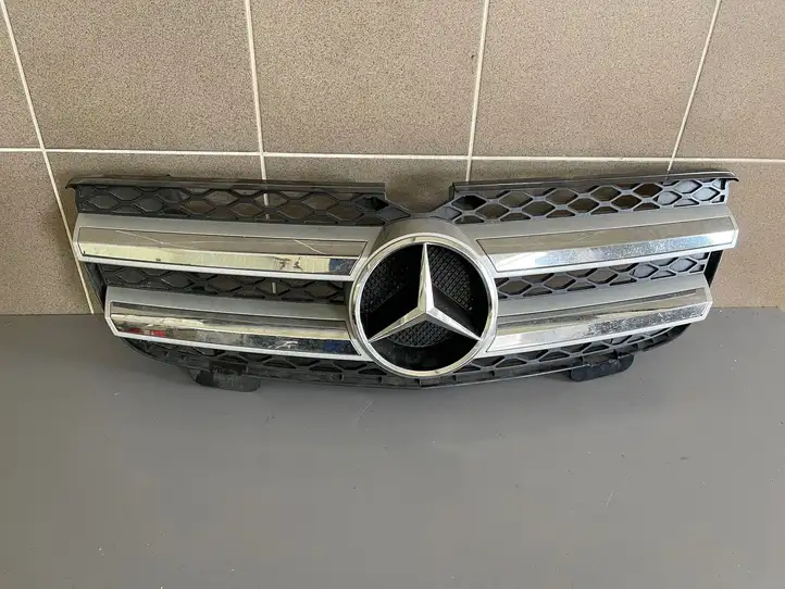 Mercedes-Benz ML W164 (2005 - 2011) A1648880223 Верхняя решетка радиатора — фото 1