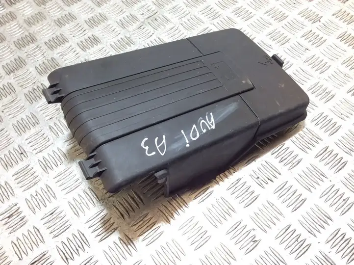 Audi A3/S3 8P (2004 - 2008) 3C0915443A Крышка ящика аккумулятора — фото 1