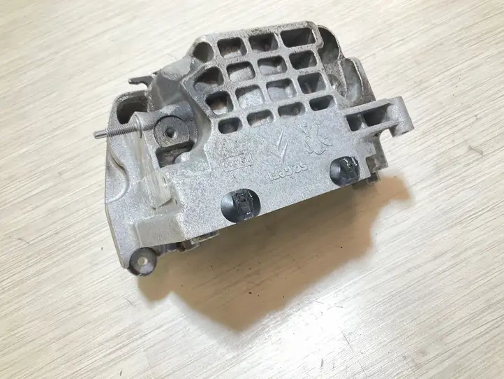 Ford Focus ST (2015 - 2018) 9804498180 Кронштейн двигателя — фото 3