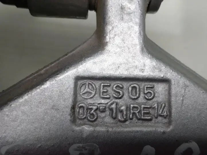Mercedes-Benz E W211    Нижняя петля задней двери