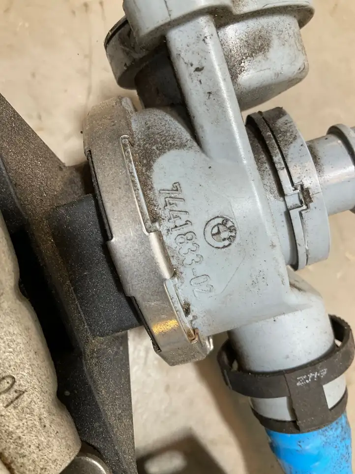 BMW 3 G20 G21 (2019 - ) 7441833 Вакуумный клапан — фото 2