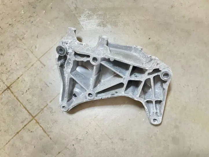 Volvo XC90 (2014 - 2019) 31430704 Кронштейн генератора — фото 3