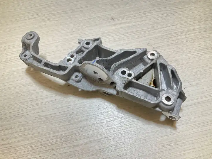 Opel Corsa F (2019 - ) 9809714080 Кронштейн генератора — фото 1