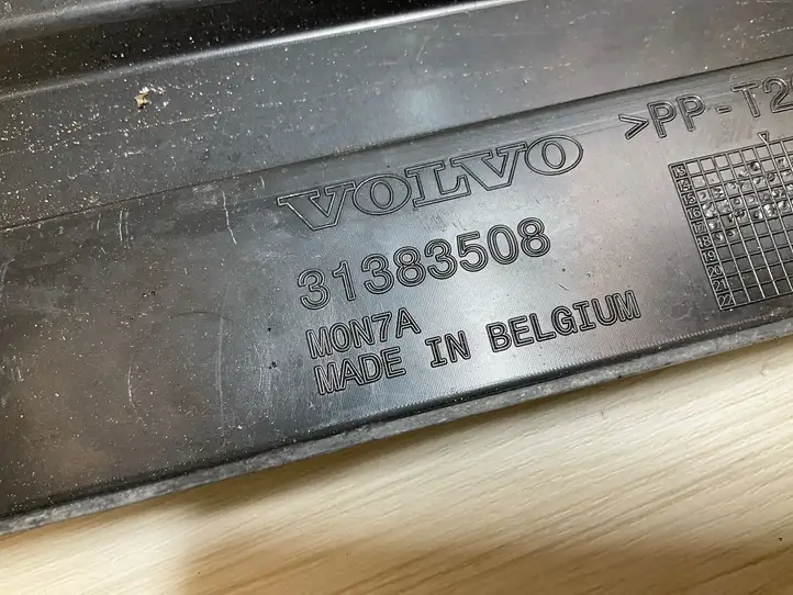 Volvo XC90 (2014 - 2019) 31383508 Облицовка радиатора — фото 2