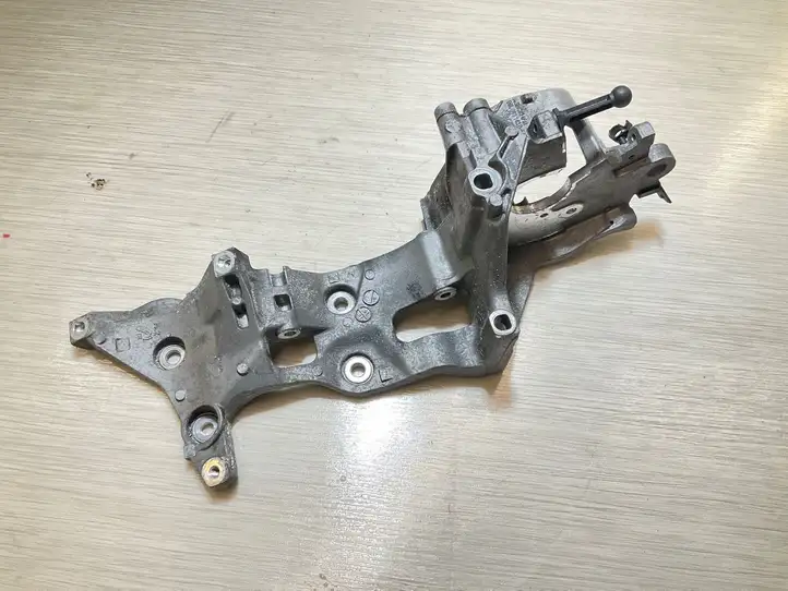 Audi Q5 SQ5 (2017 - ) 04L903143D Кронштейн двигателя — фото 1