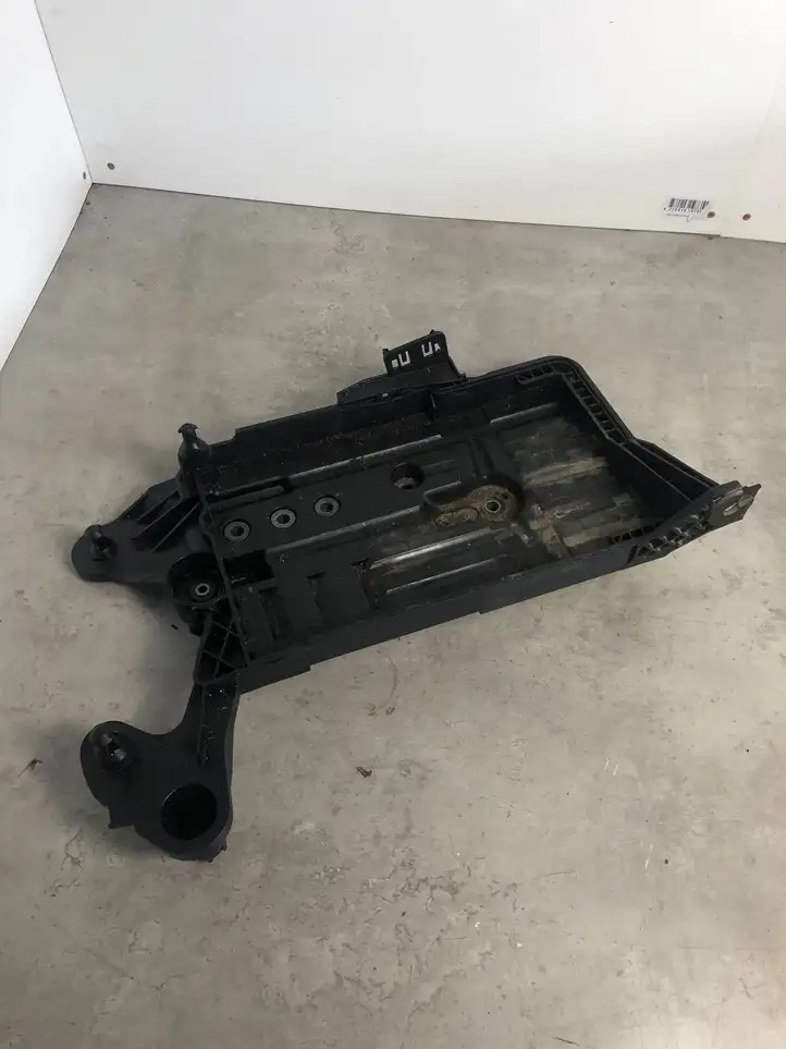 Volkswagen PASSAT B8 (2015 - ) 5Q0915321J Площадка аккумулятора — фото 8