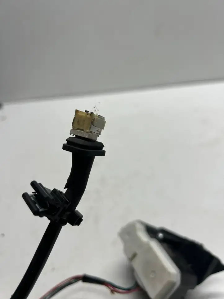 Tesla Model 3 (2017 - 2023) 108485695f Крышка зарядного разъема — фото 2