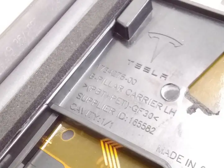 Tesla Model 3 (2024 - ) 173428500F Наружная накладка стойки B — фото 11
