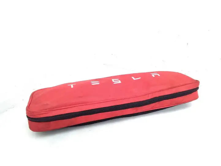 Tesla Model 3 (2024 - ) 147507600D Автомобильная аптечка — фото 2