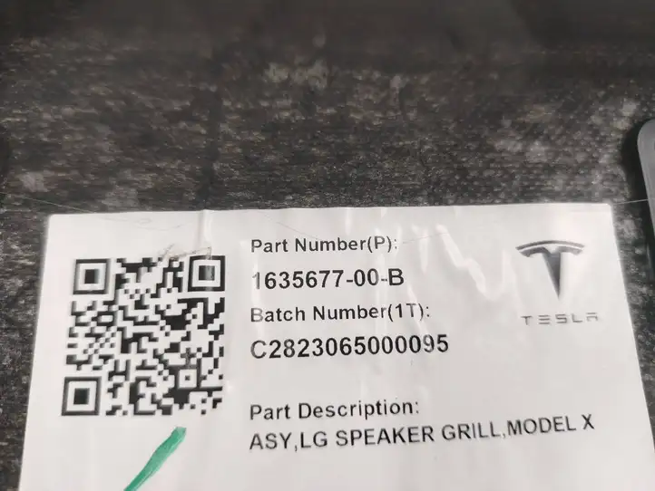 Tesla Model X (2021 - ) 163567700B Накладка динамика задней двери — фото 3