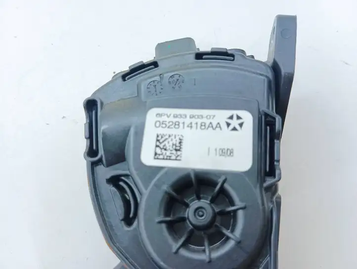 Chrysler Grand Voyager V (2007 - 2010) 05281418AA Педаль акселератора — фото 4