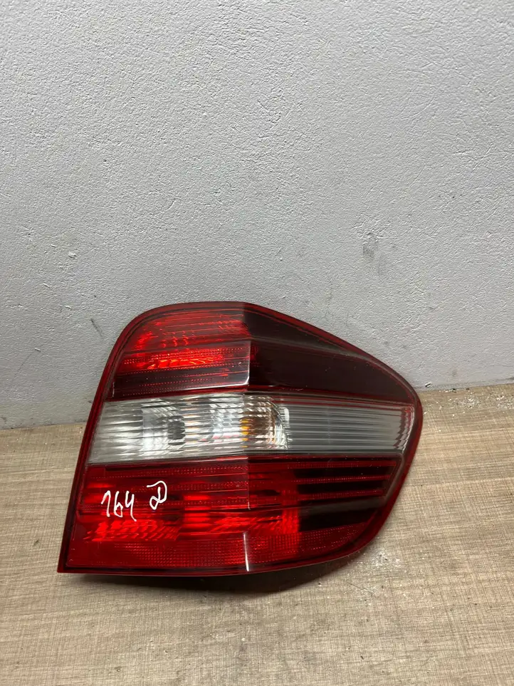 Mercedes-Benz ML W164 (2005 - 2011) A1649060800 Деталь заднего фонаря — фото 1
