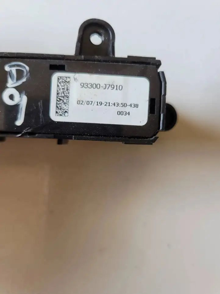 Kia Ceed (2018 - 2021) 93300J7910 Включатель AUTO HOLD — фото 3
