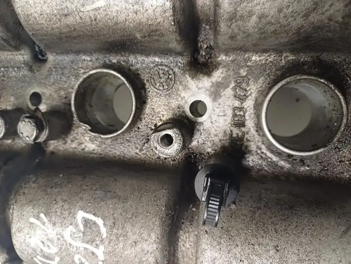 Volkswagen Polo V 6R (2009 - 2015) 04E103479 Крышка головки блока цилиндров — фото 5