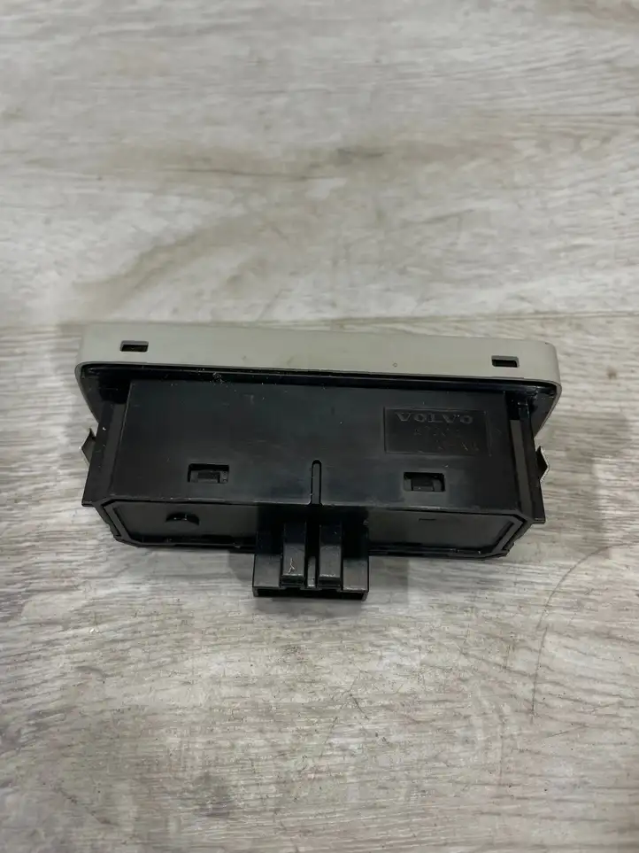 Volvo XC90 (2014 - 2019) P31394548 Кнопка закрытия крышки багажника — фото 2