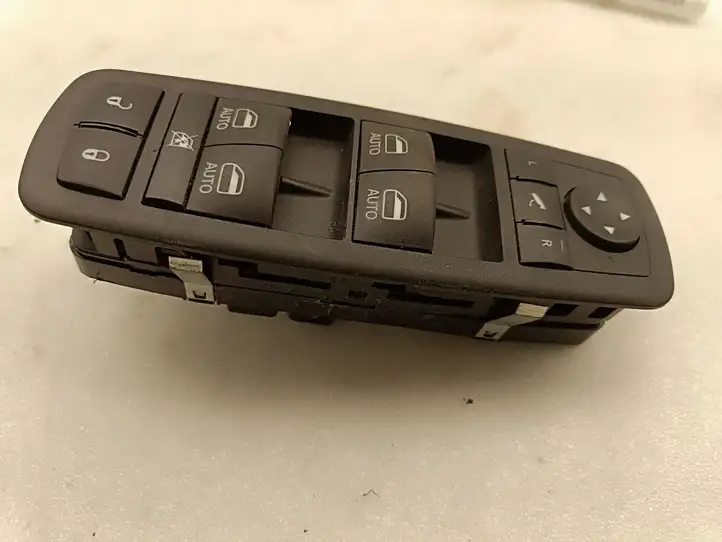 Chrysler Pacifica (2016 - ) 68234094AD Кнопка стеклоподъемников — фото 2