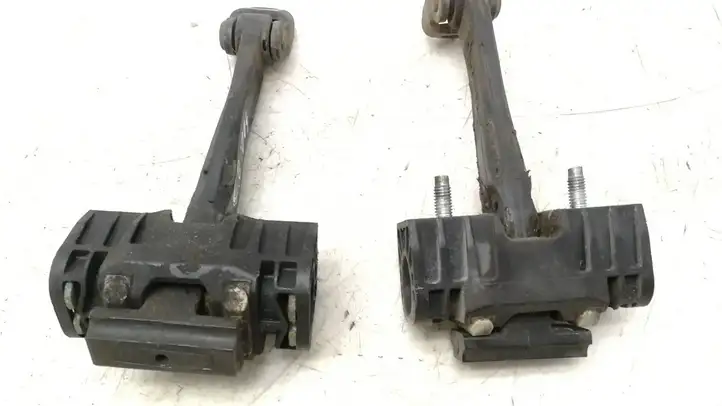Opel Astra H (2004 - 2009) Ограничитель задней двери — фото 2