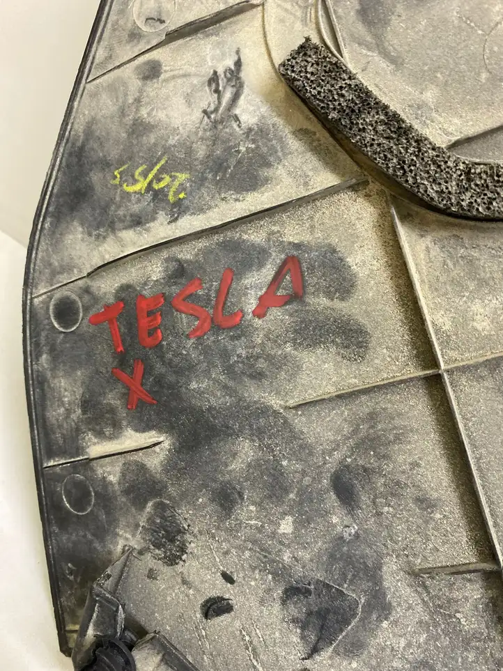 Tesla Model X (2015 - 2021) 103624100F Жабо стеклоочистителей — фото 4