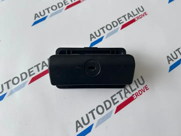 BMW 3 E92 E93 (2005 - 2014) 8163017 Ручка бардачка — фото 1