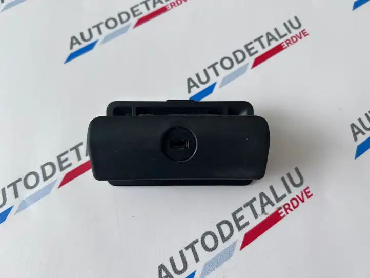 BMW 3 E90 E91 (2005 - 2012) 8163017 Ручка бардачка — фото 1