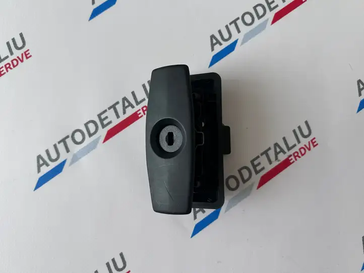 BMW 5 E60 E61 (2004 - 2010) 8163017 Ручка бардачка — фото 4