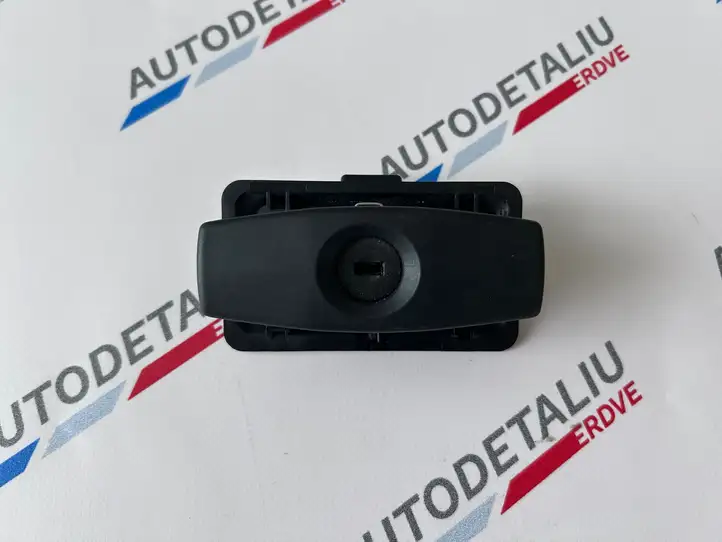 BMW 5 E60 E61 (2004 - 2010) 8163017 Ручка бардачка — фото 1