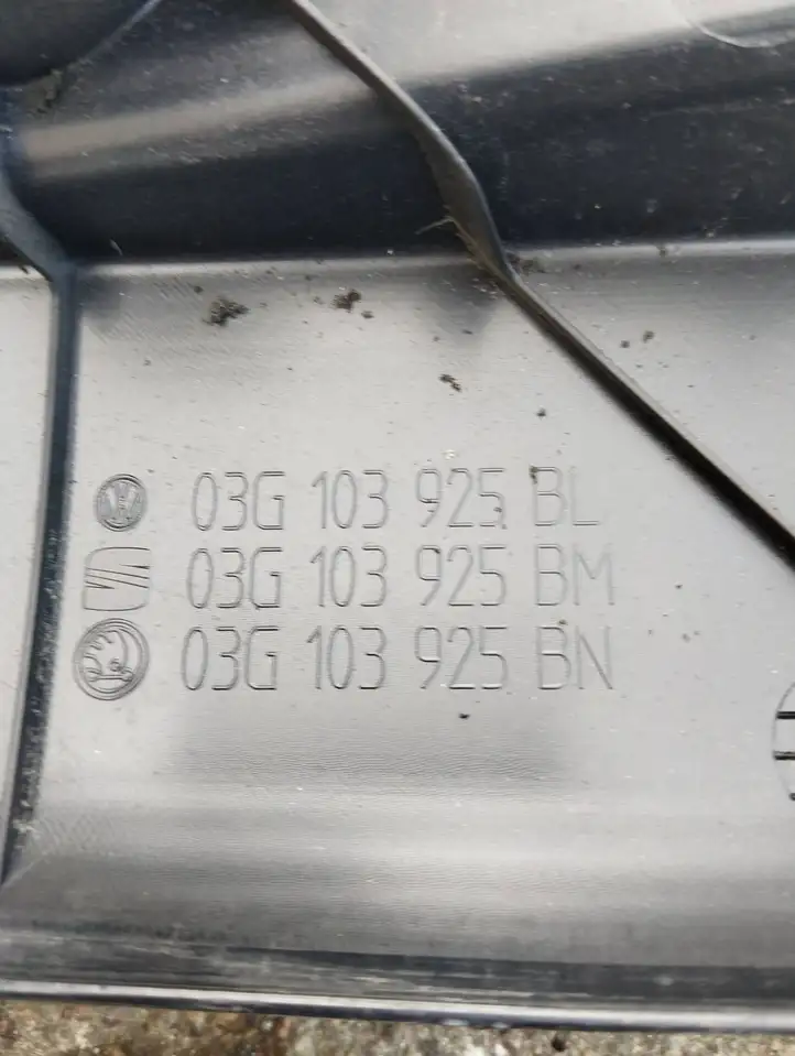 Skoda Octavia Mk2 (1Z) (2004 - 2013) 03G103925BM Крышка двигателя декоративная — фото 3