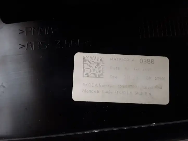Skoda Kamiq (2019 - ) 658837901 Накладка стекла передней двери — фото 2