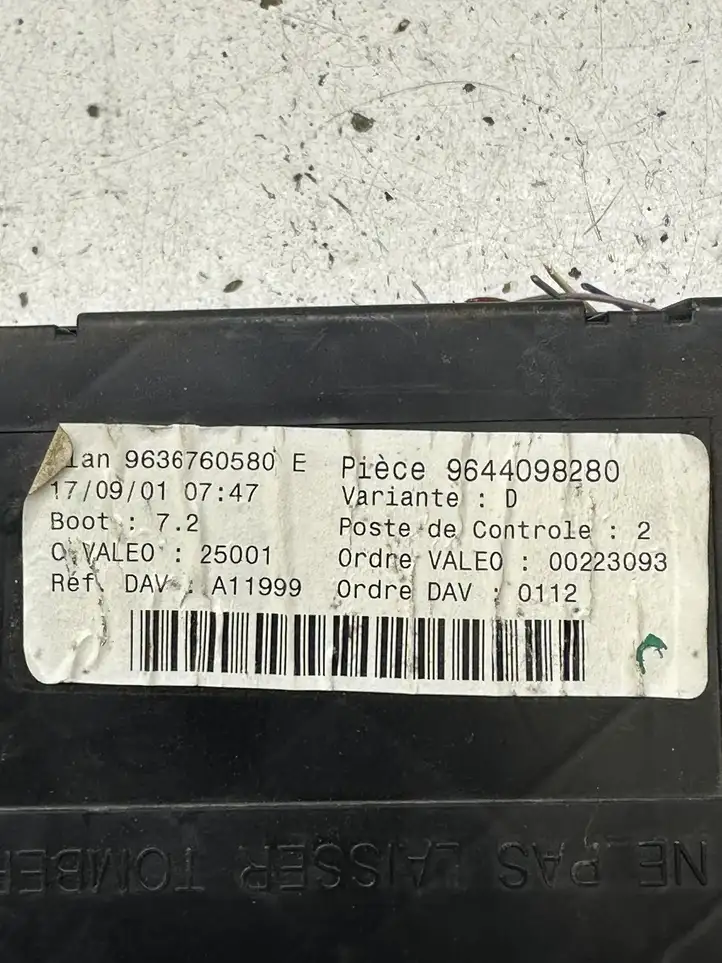Peugeot 307 CC (2001 - 2005) 9644098280 Блок предохранителей — фото 2