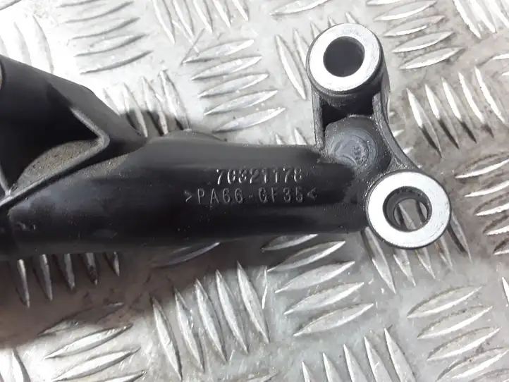 Mercedes-Benz A W176 (2012 - 2018) 70321178 Кронштейн масляного фильтра — фото 2
