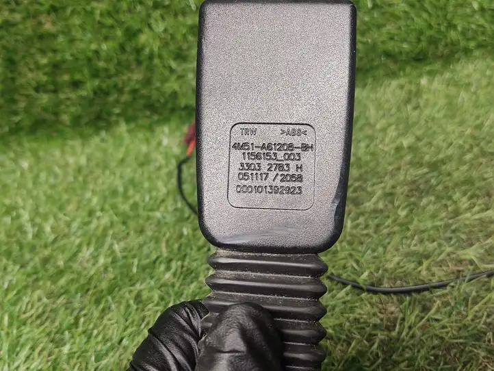 Ford Focus (2005 - 2008) 4M51A61208BH Замок переднего ремня — фото 2