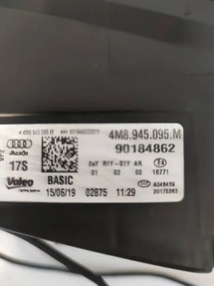 Audi Q8 (2018 - ) 4M8945095M Задний фонарь в крышке багажника — фото 2