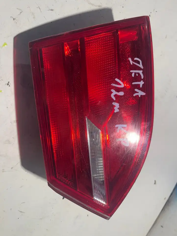 Volkswagen Jetta VI (2011 - 2018) Задний фонарь в крышке багажника — фото 1