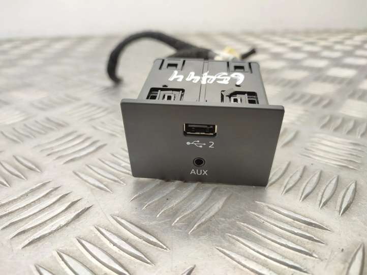 8V0035708 Audi Q2 - USB jungtis