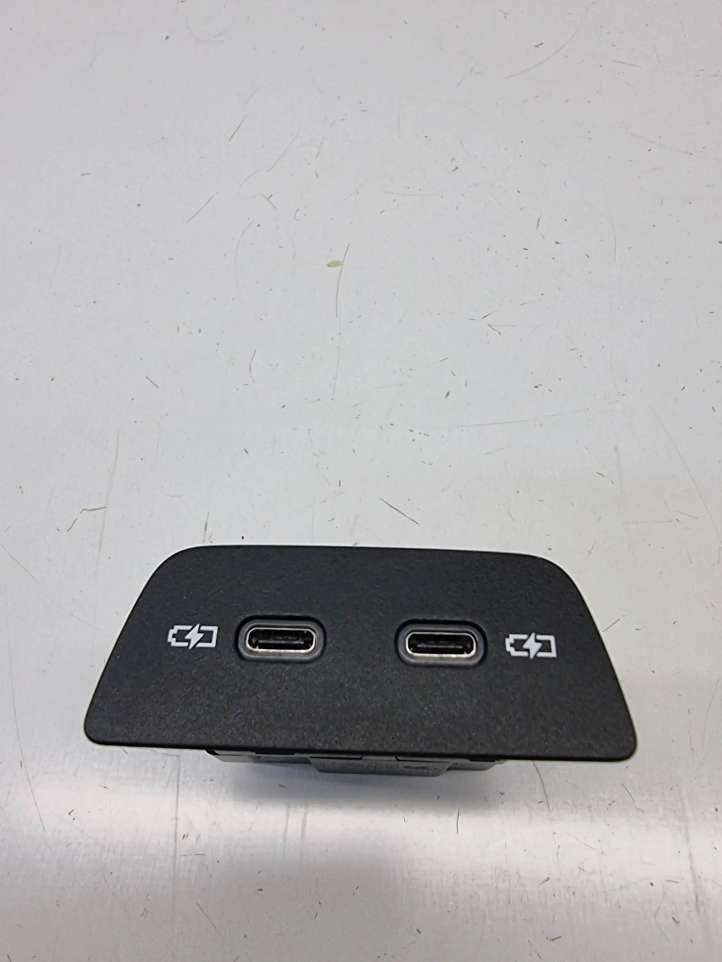 2G6035718 Volkswagen Golf VIII USB jungtis