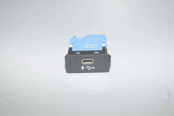 8711939 BMW 3 G20 G21 USB jungtis