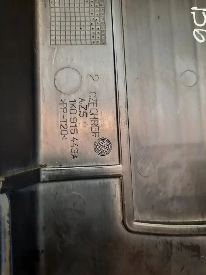 Volkswagen PASSAT B6 (2005 - 2010) 1K0915443A Крышка ящика аккумулятора — фото 4