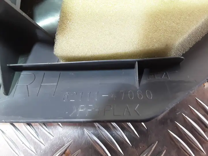 Toyota Prius (XW30) (2009 - 2015) 6211147060 Внутренняя отделка переднего порога — фото 2