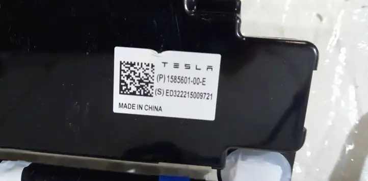 Tesla Model Y (2019 - 2024) 158560100E Усилитель антенны — фото 4
