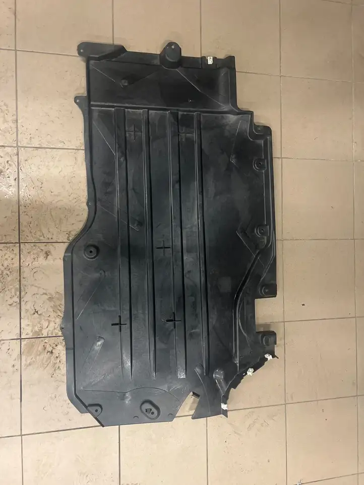 BMW X5 G05 (2018 - ) 71757424892 Защита топливного бака — фото 1